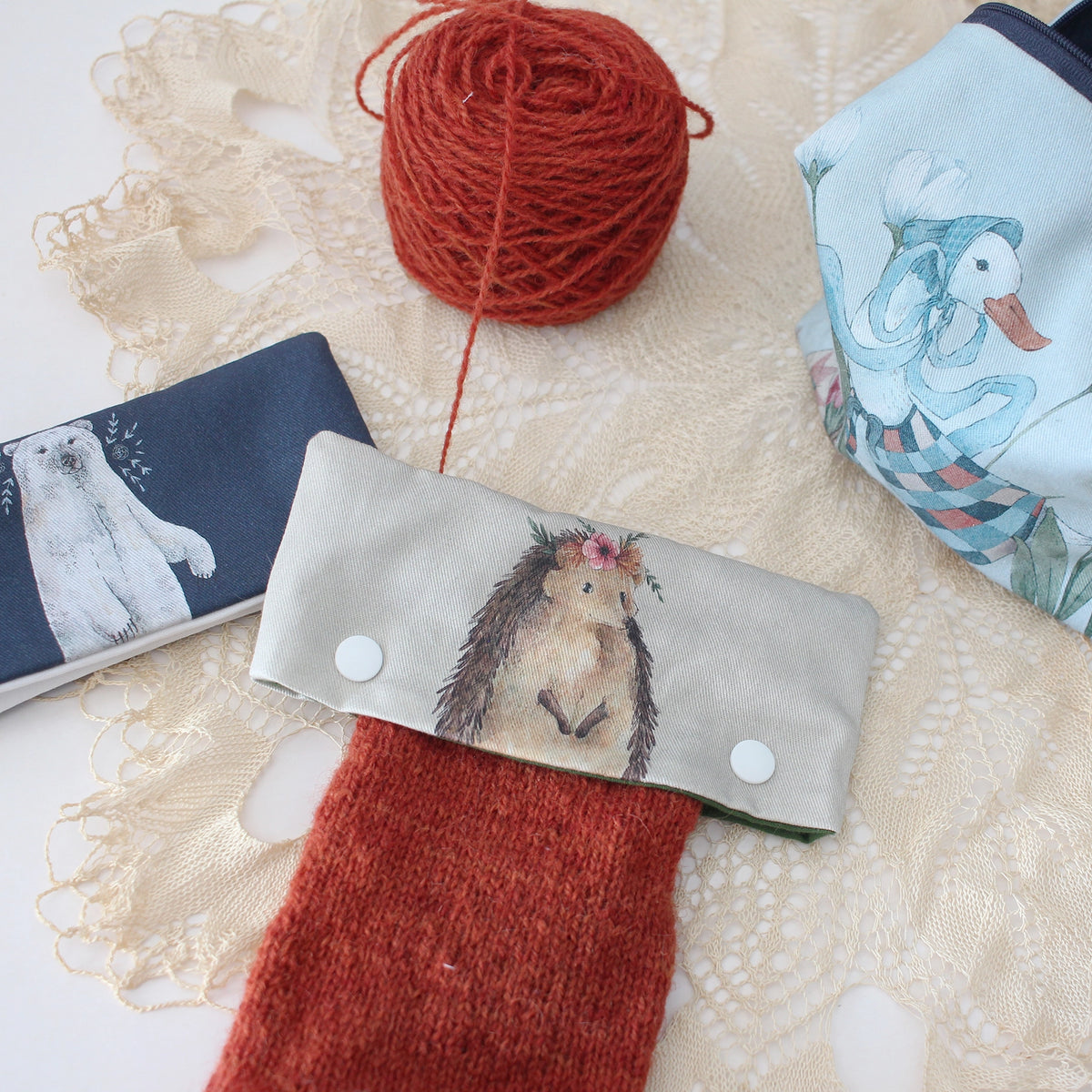 Nikki the Hedgehog – Strømpepinneholder – The Blue Rabbit House