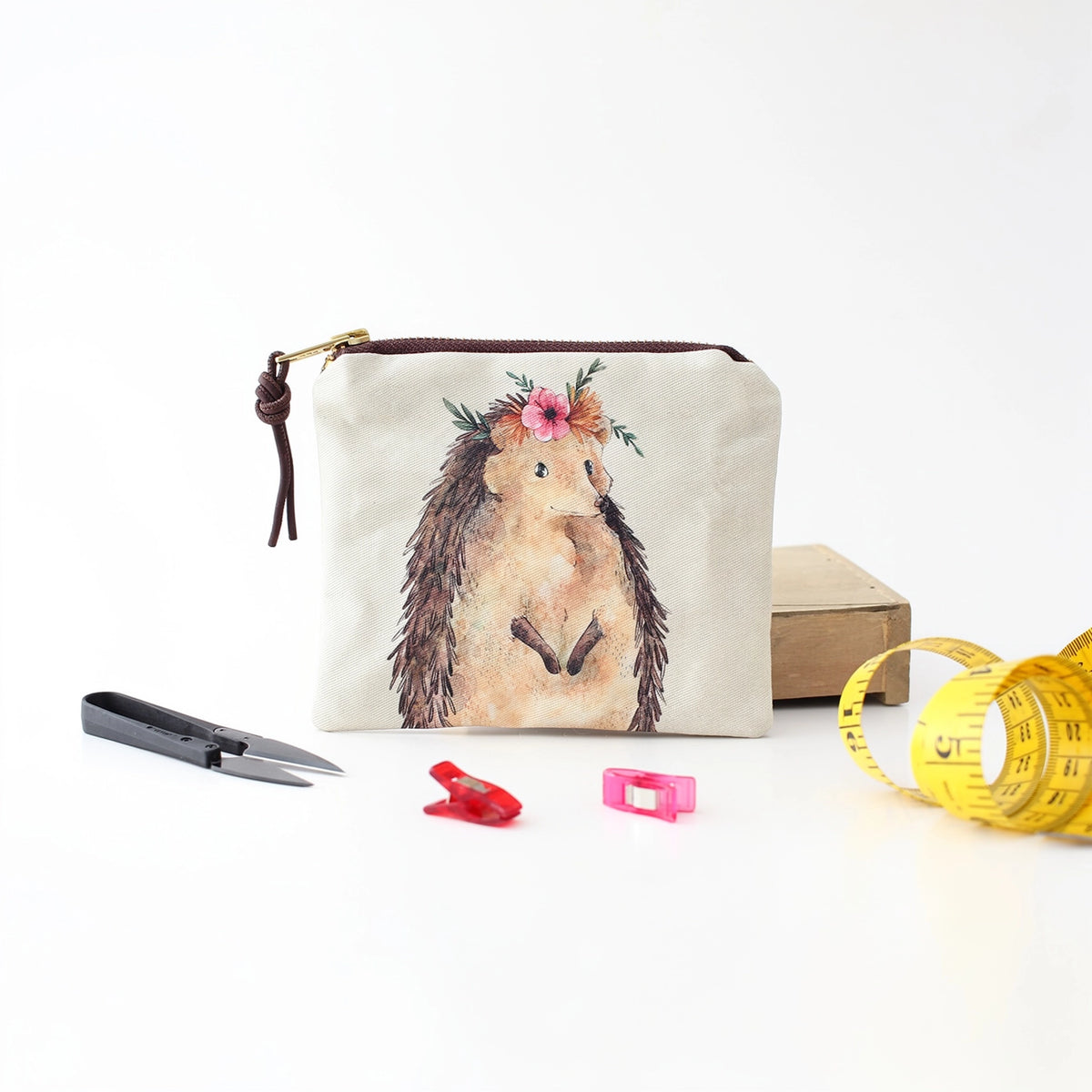 Nikki the Hedgehog – Pung med glidelås – The Blue Rabbit House