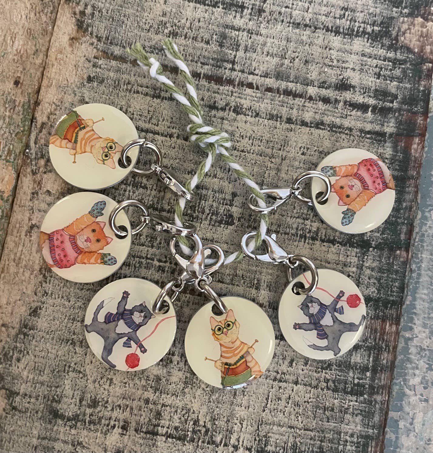 Emma Ball maskemarkører med karabinkrok – Kittens in mittens - Strikkeredet Design - Annet strikketilbehør