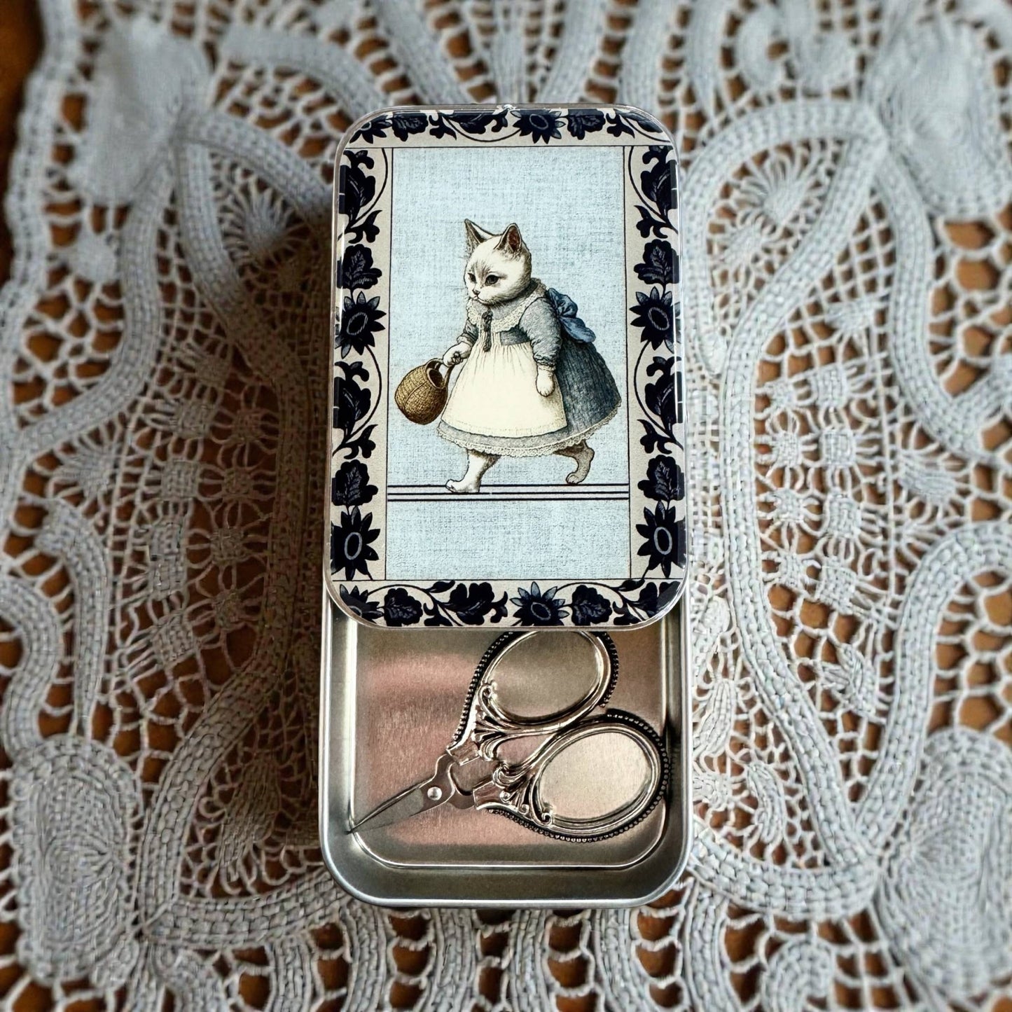 Firefly notes metallboks - Katt i kjole - Strikkeredet Design - Annet strikketilbehør