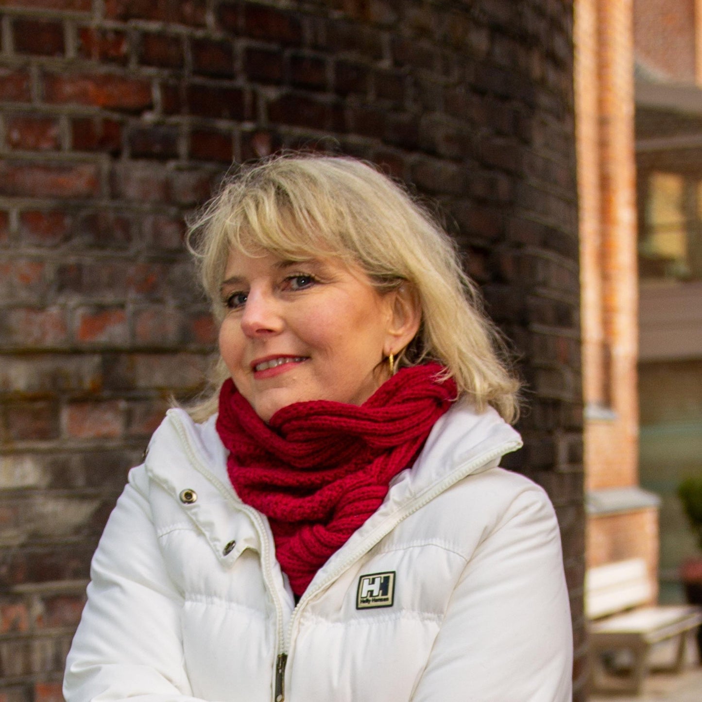 Frosty Waves hals - deilig og varm hals med vakre fletter - Strikkeredet Design - Strikkeoppskrift