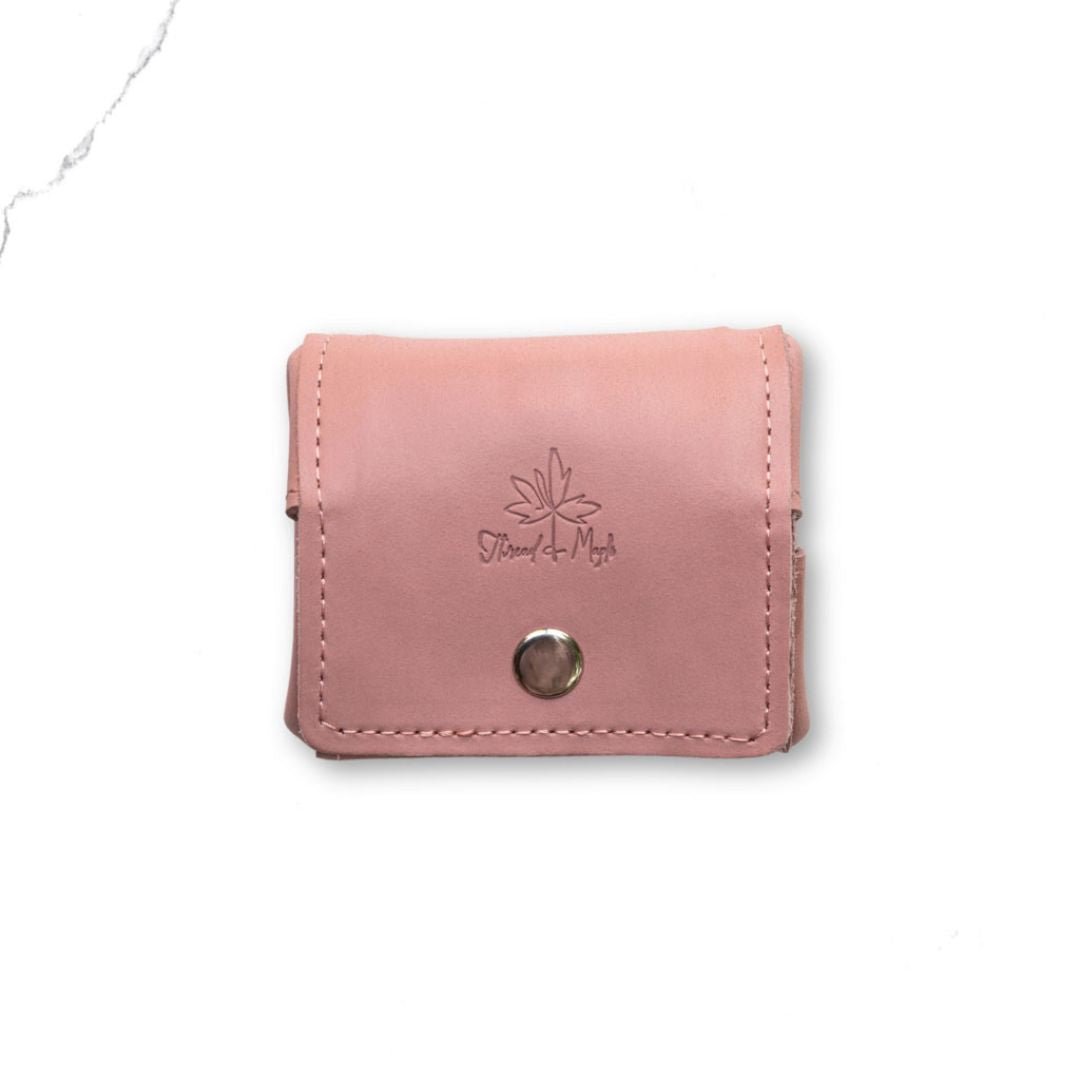 Magnetisk tilbehÞrspung i ekte skinn fra Thread & Maple - Strikkeredet Design - Thread and Maple hÄndlagde lÊrprodukter