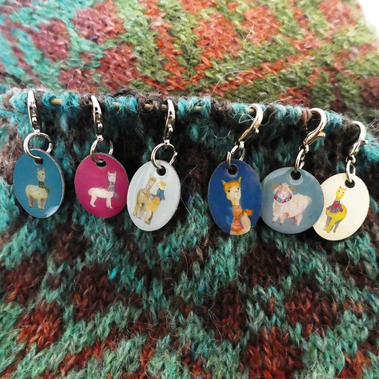 Maskemarkører i boks – karabinkrok – Alpaca & Friends II – Emma Ball - Strikkeredet Design -