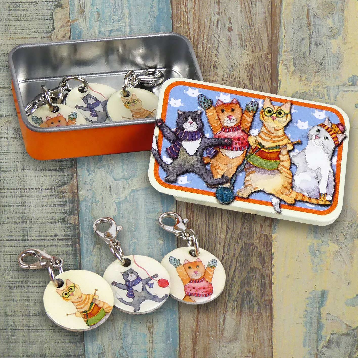 Maskemarkører i boks – karabinkrok – Kittens In Mittens – Emma Ball - Strikkeredet Design -