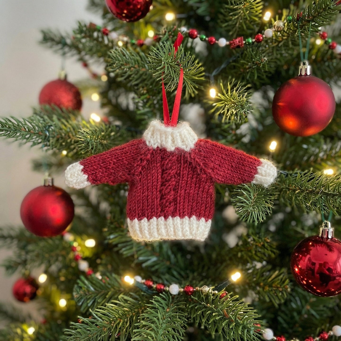 Mini - julepynt – fire supersøte småstrikk som gjør julen ekstra magisk - Strikkeredet Design -