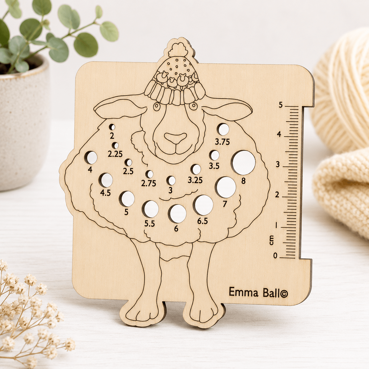 Pinnemåler i tre – sheep in a hat (2–8 mm) – Emma Ball - Strikkeredet Design -