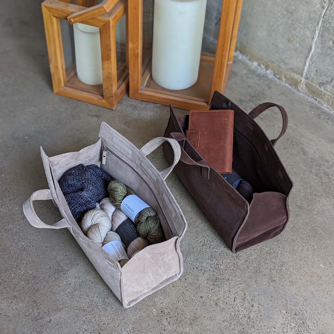 Sakvoyage - elegant veske i høykvalitets semsket skinn - Strikkeredet Design -