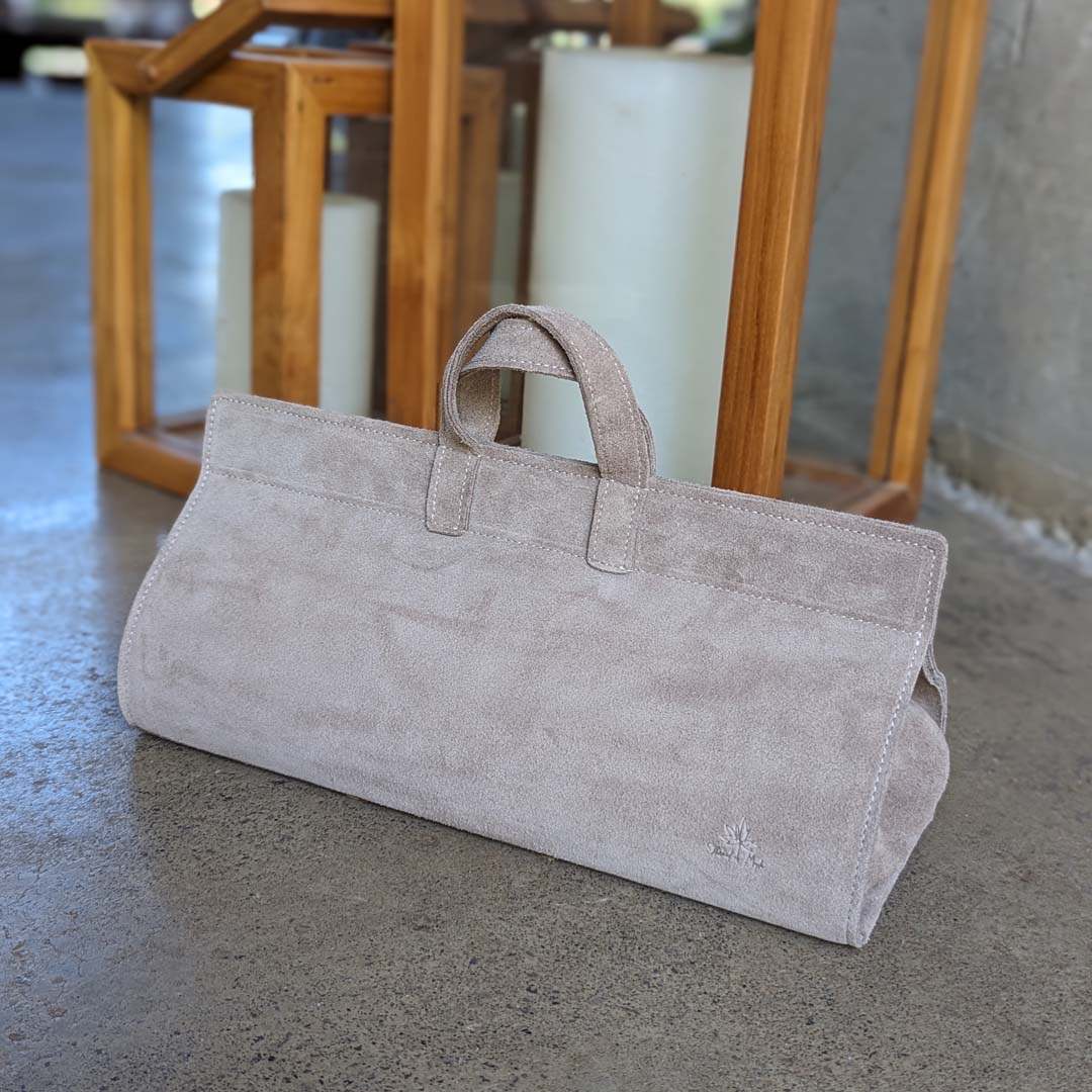Sakvoyage - elegant veske i høykvalitets semsket skinn - Strikkeredet Design -