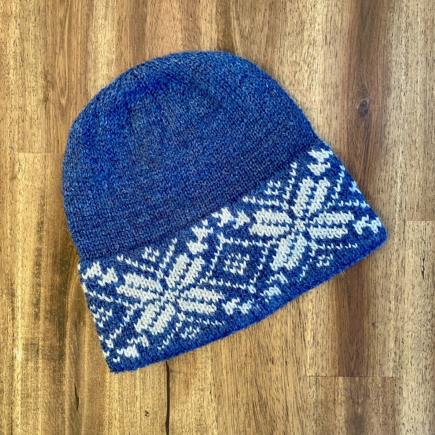 Sofies lue – varm, klassisk og tidløs - Strikkeredet Design - Strikkeoppskrift