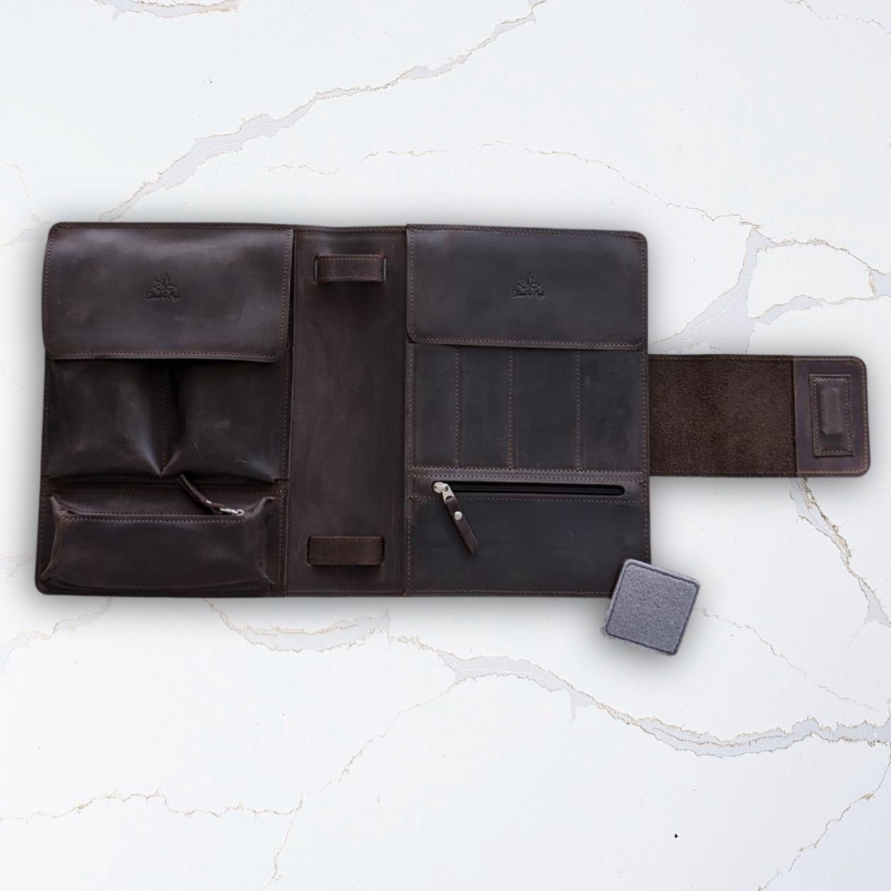 Thread and Maple perm (omslag) i mykt lær – organisér hekleutstyret ditt med stil - Strikkeredet Design - Thread and Maple hekleutstyrsperm