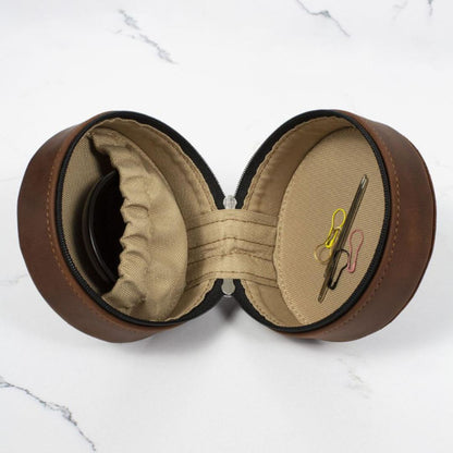 Rund tilbehørsboks i ekte lær - Thread & Maple