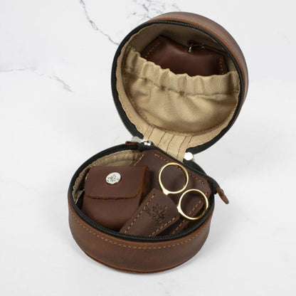 Rund tilbehørsboks i ekte lær - Thread & Maple