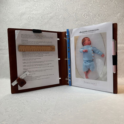 Thread and Maple oppskrifts-perm – Elegant oppbevaring for strikke- og hekleoppskrifter