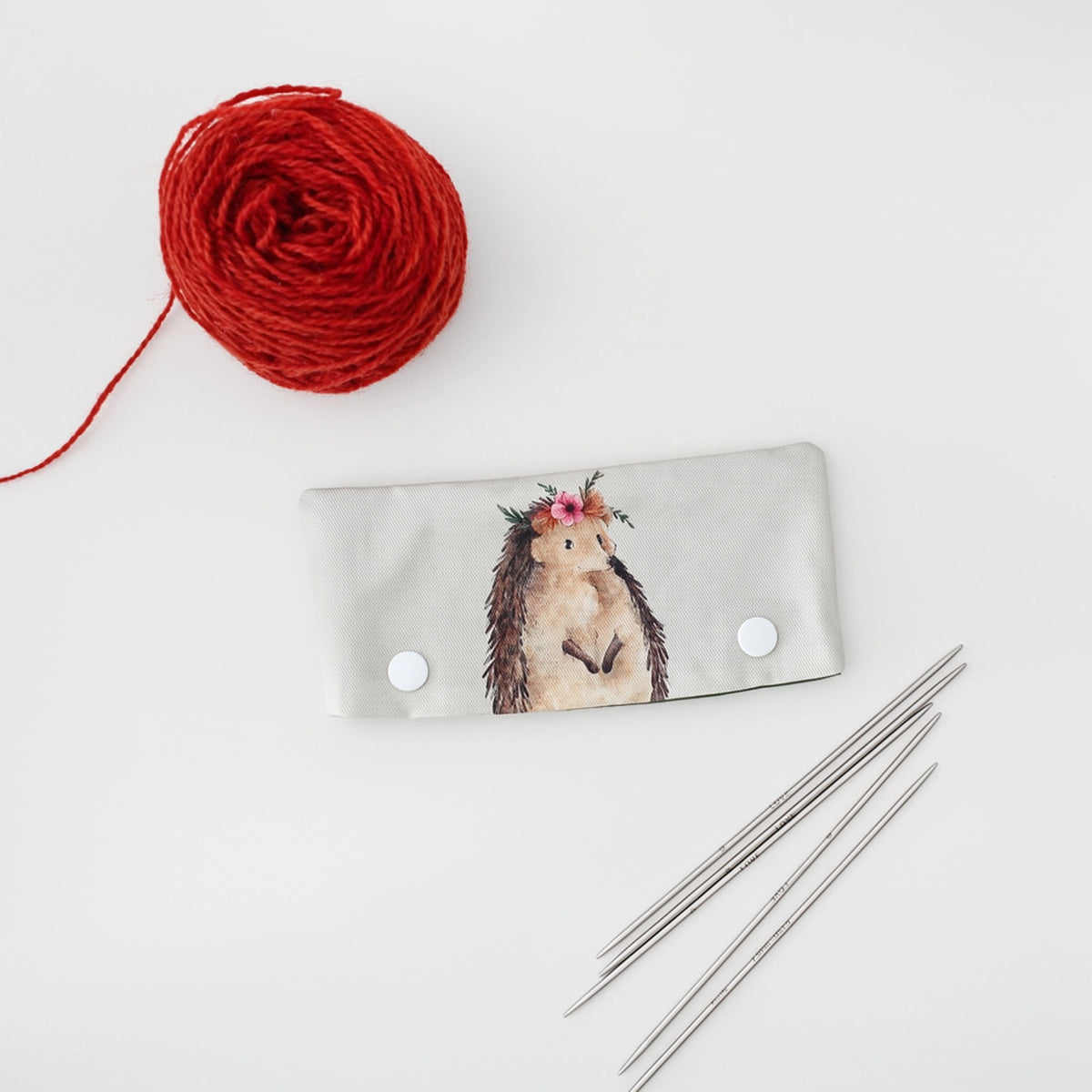 Nikki the Hedgehog – Strømpepinneholder – The Blue Rabbit House
