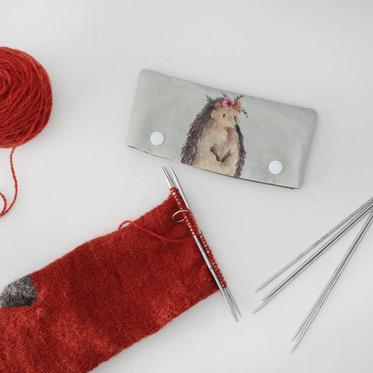 Nikki the Hedgehog – Strømpepinneholder – The Blue Rabbit House