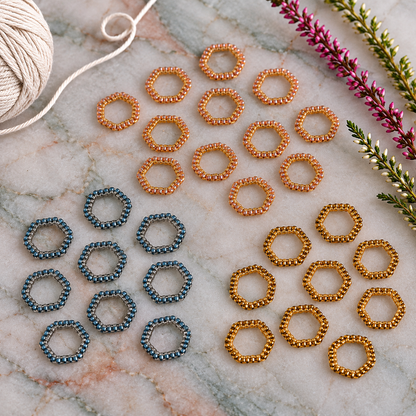 Maskemarkører – ring – bikubemønster i glassperler – Thread & Maple