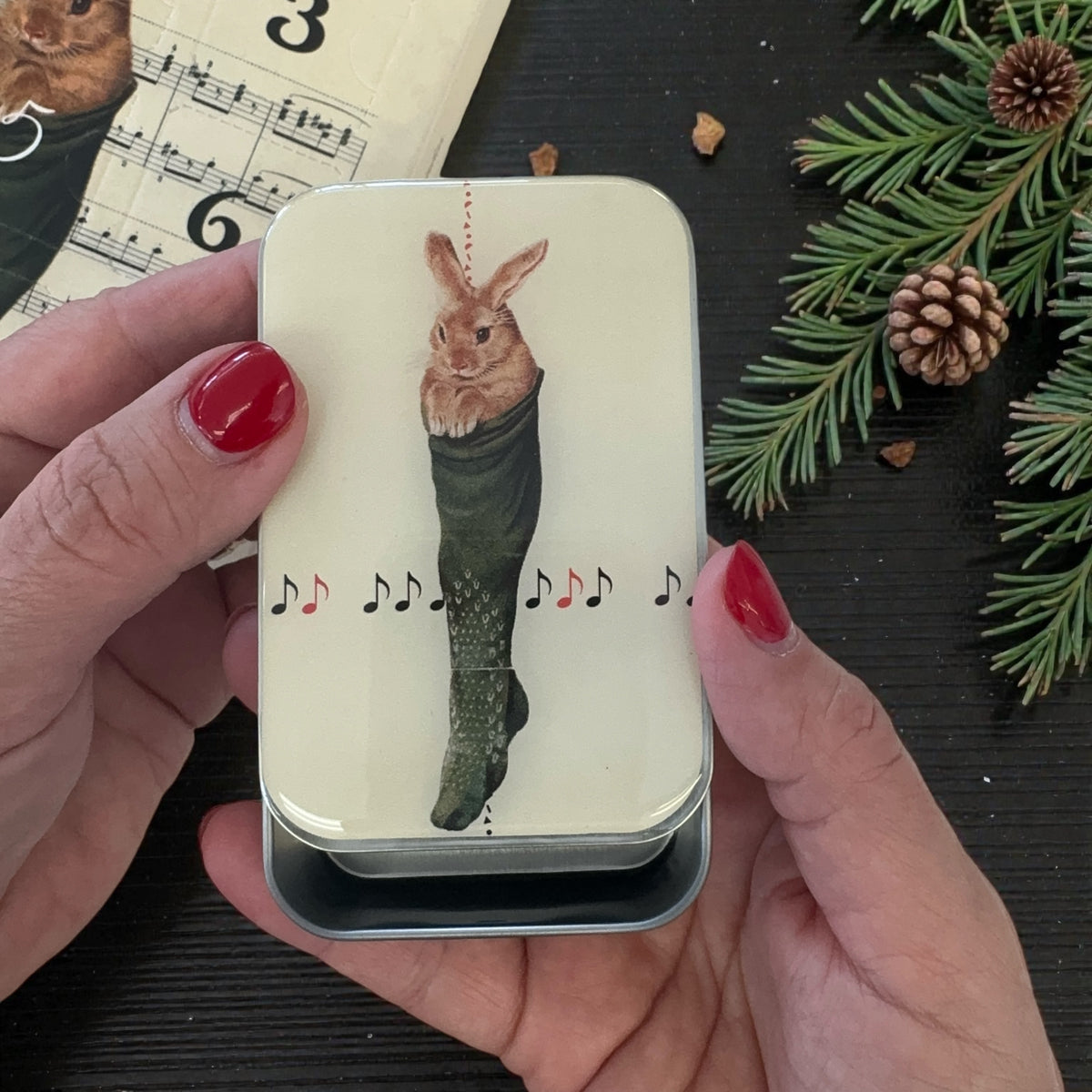 Metallboks – kanin i julestrømpe – Firefly Notes