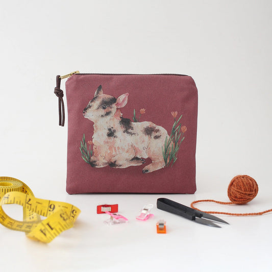 Alma the Lamb – Pung med glidelås – The Blue Rabbit House - Strikkeredet Design -