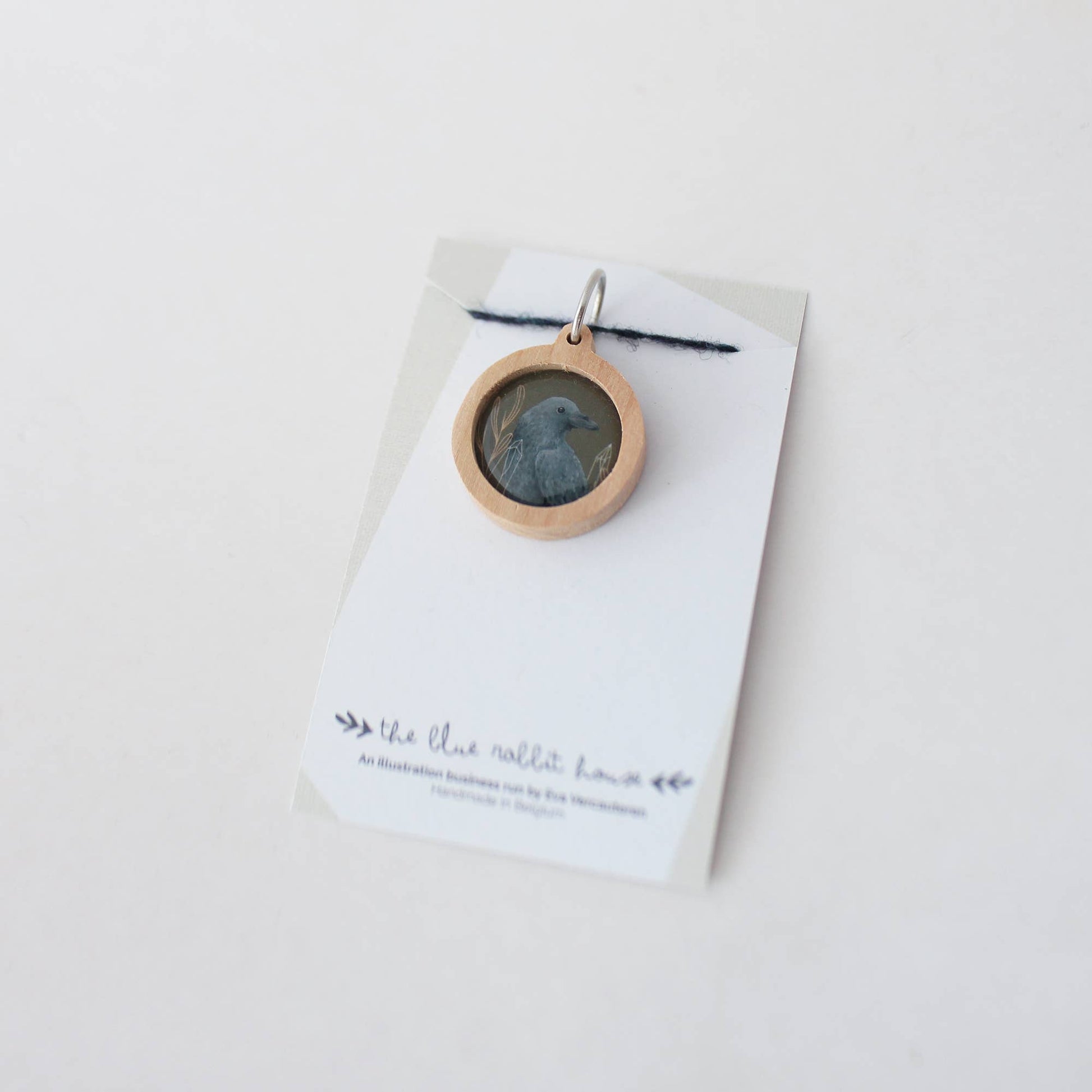 Amber the Raven – Maskemarkør – The Blue Rabbit House - Strikkeredet Design -