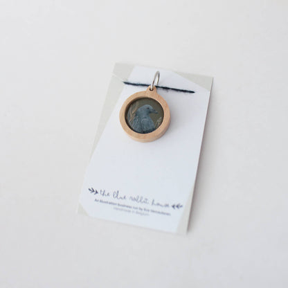 Amber the Raven – Maskemarkør – The Blue Rabbit House - Strikkeredet Design -