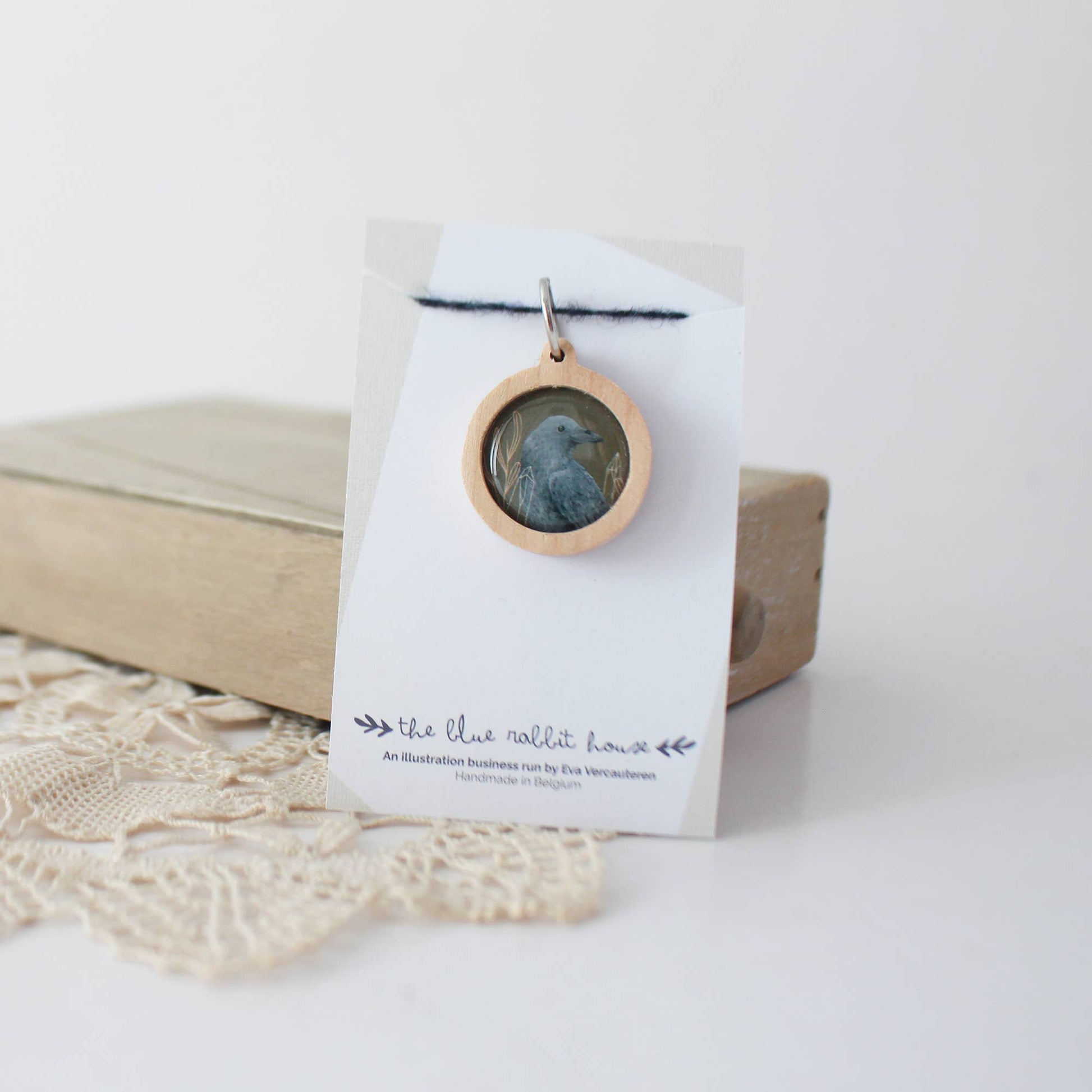 Amber the Raven – Maskemarkør – The Blue Rabbit House - Strikkeredet Design -