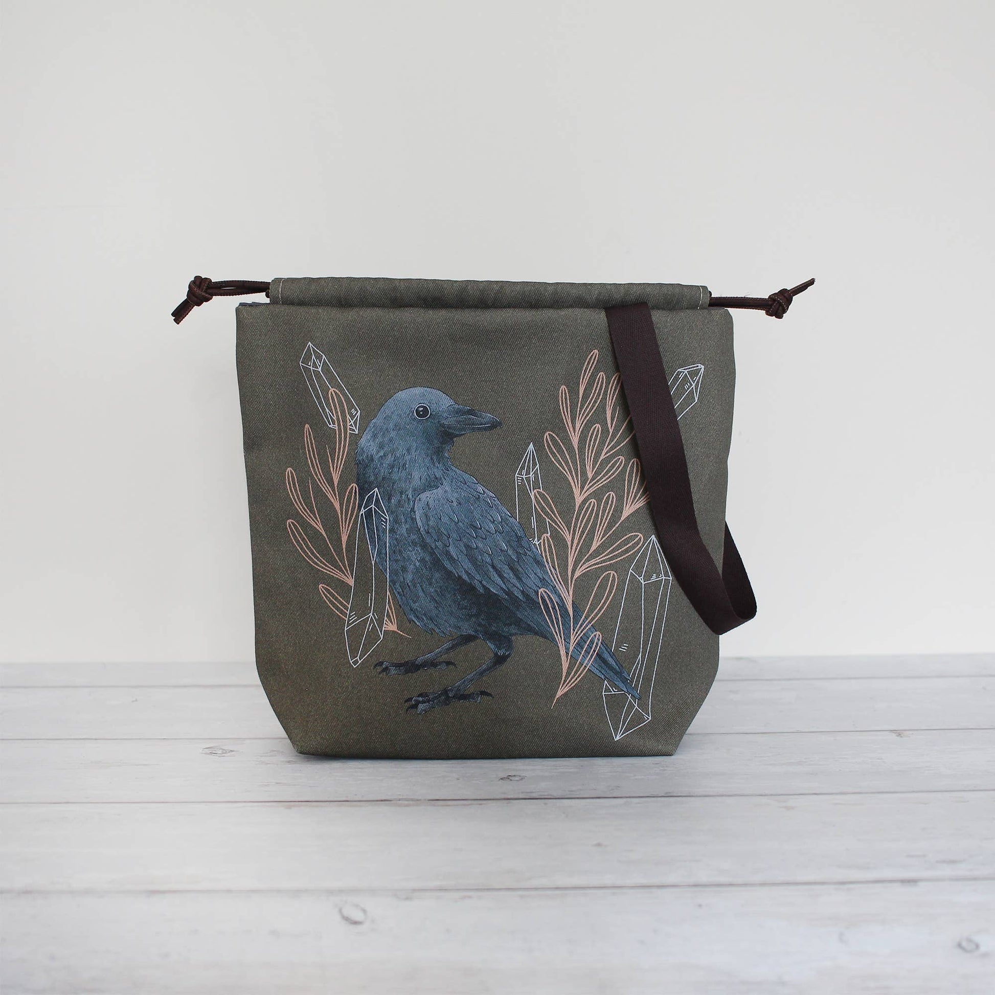 Amber the Raven – Prosjektpose – The Blue Rabbit House - Strikkeredet Design -
