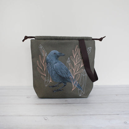 Amber the Raven – Prosjektpose – The Blue Rabbit House - Strikkeredet Design -