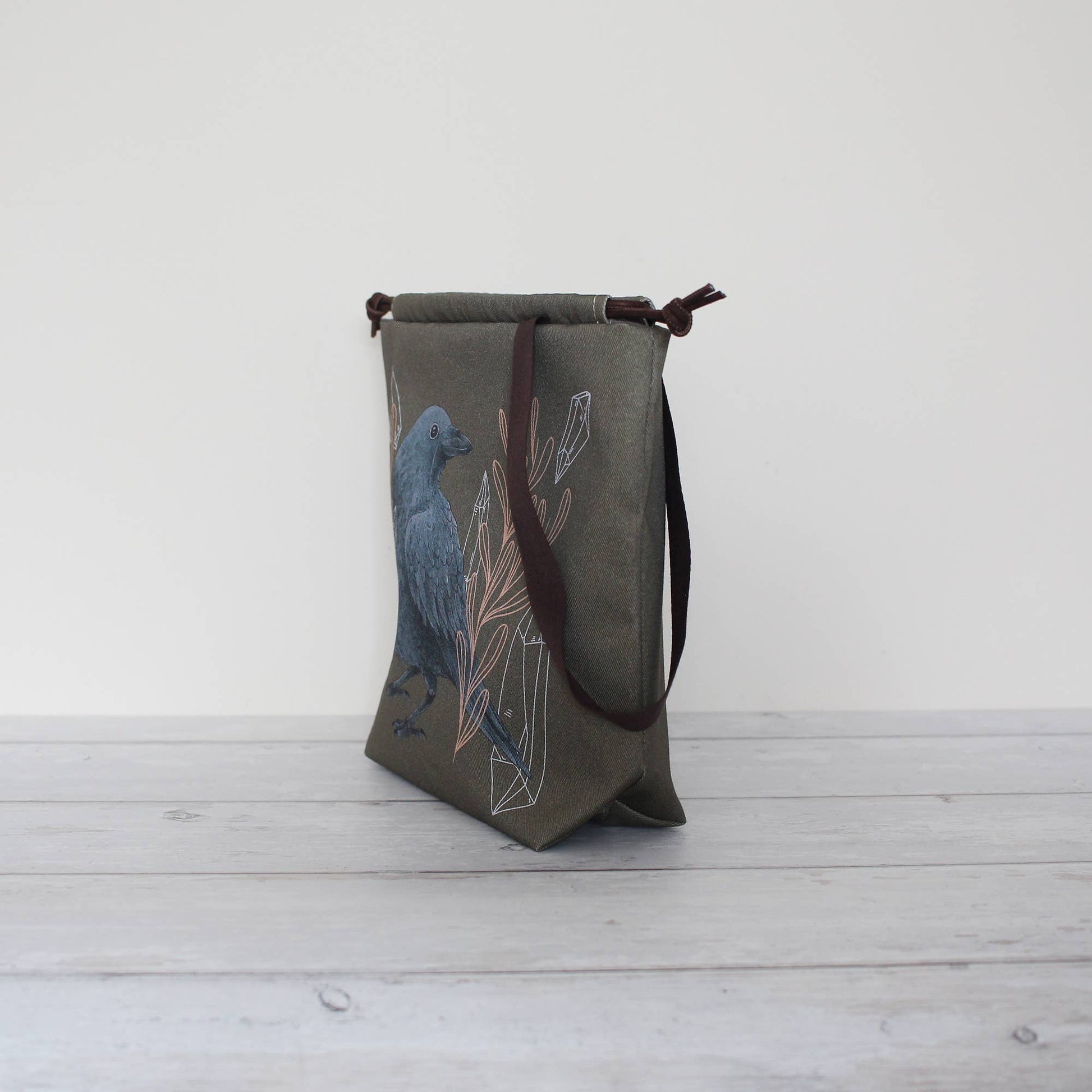 Amber the Raven – Prosjektpose – The Blue Rabbit House - Strikkeredet Design -