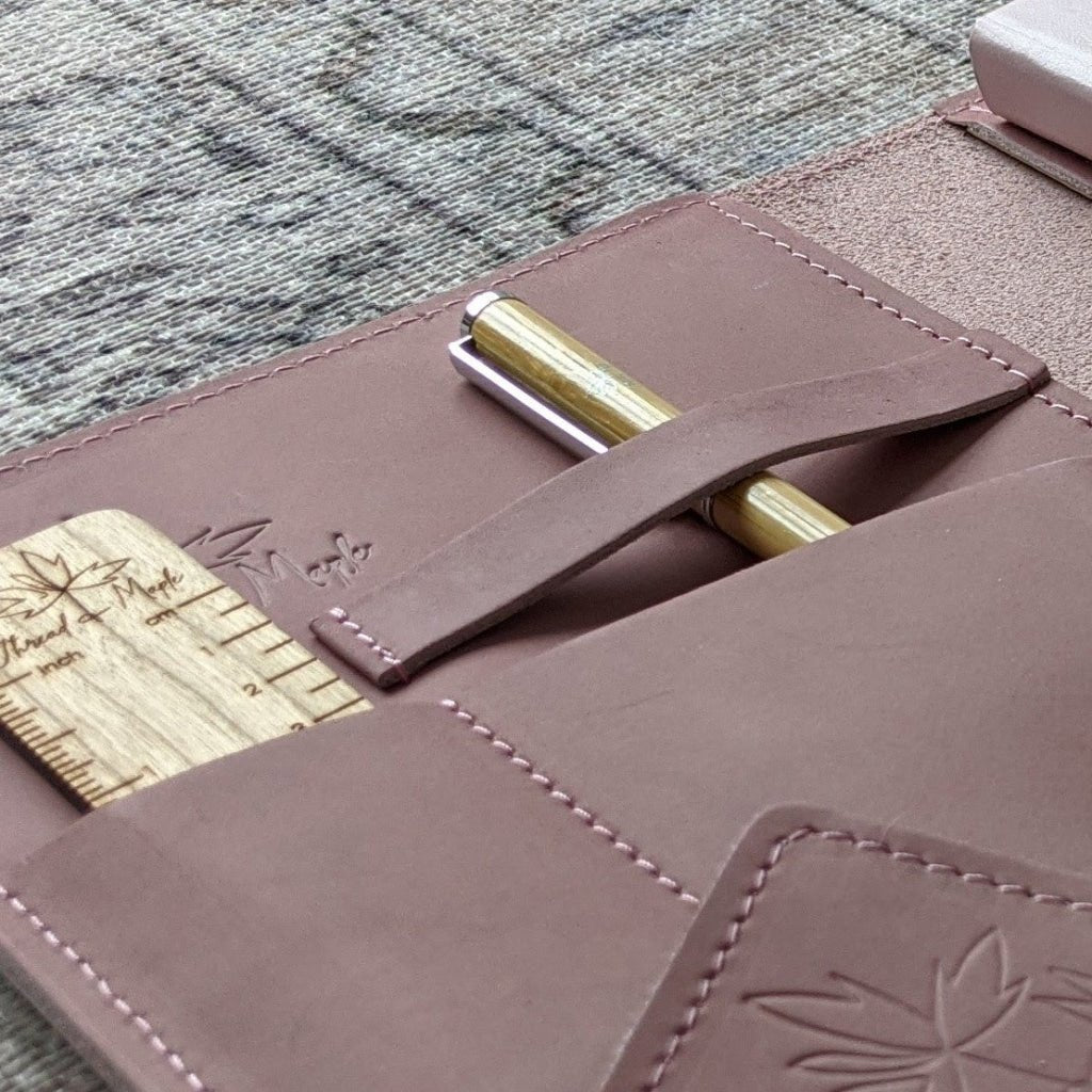 Bambuspenn fra Thread & Maple – den perfekte følgesvennen til strikkeprosjektet - Strikkeredet Design - Thread and Maple håndlagde lærprodukter