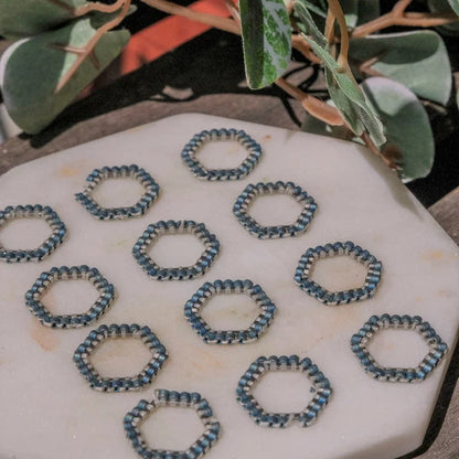 Maskemarkører – ring – bikubemønster i glassperler – Thread & Maple