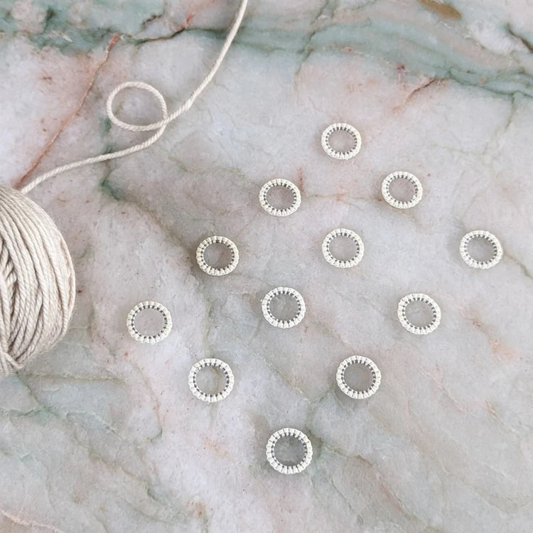 Maskemarkører – ring – glassperler – Thread & Maple