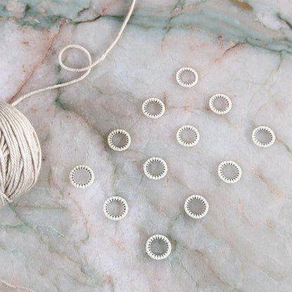 Maskemarkører – ring – glassperler – Thread & Maple