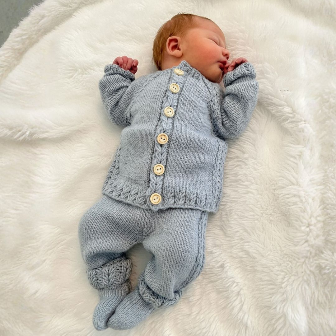 Benjamin babysett – et nydelig babysett med «Kornblomst» - mønster - Strikkeredet Design - Strikkeoppskrift