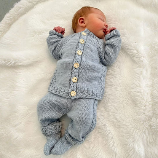 Benjamin babysett – et nydelig babysett med «Kornblomst» - mønster - Strikkeredet Design - Strikkeoppskrift