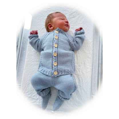 Benjamin babysett – et nydelig babysett med «Kornblomst» - mønster - Strikkeredet Design - Strikkeoppskrift