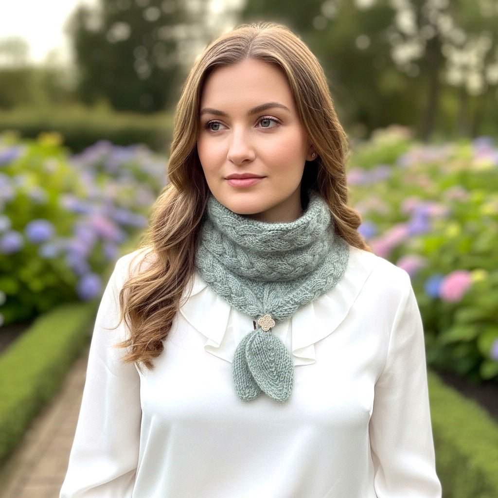 Bølgedans - skjerf med hårflette - Strikkeredet Design - 