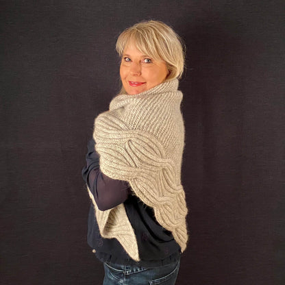 Bølgedans sjal – deilig, mykt og like vakkert på begge sider - Strikkeredet Design - Strikkeoppskrift