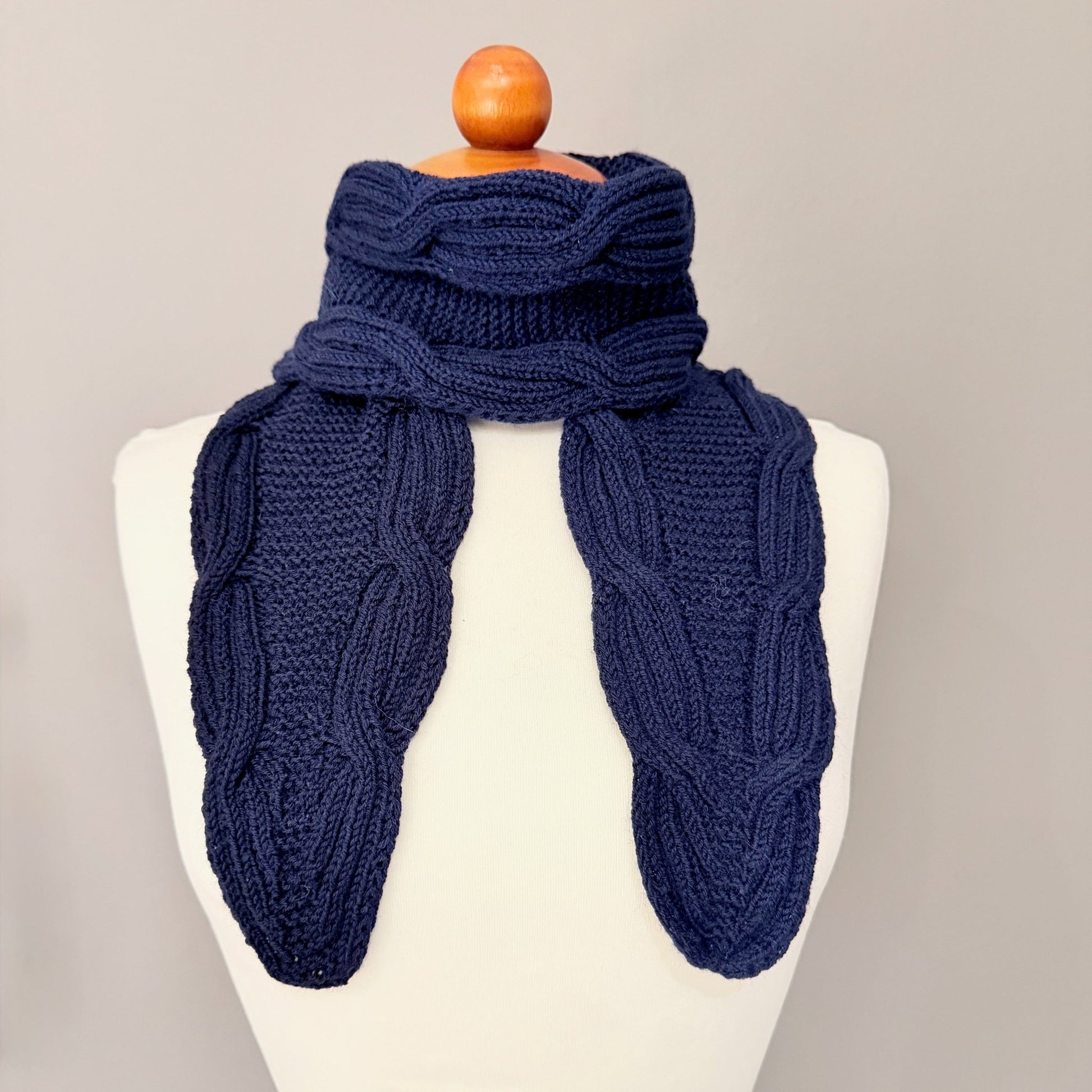 Bølgedans - skjerf med brede fletter - Strikkeredet Design - Strikkeoppskrift