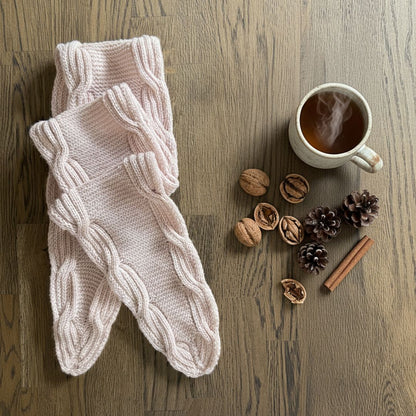 Bølgedans - skjerf med brede fletter - Strikkeredet Design - Strikkeoppskrift