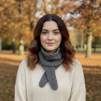 Bølgedans - skjerf med smale fletter - Strikkeredet Design - Strikkeoppskrift