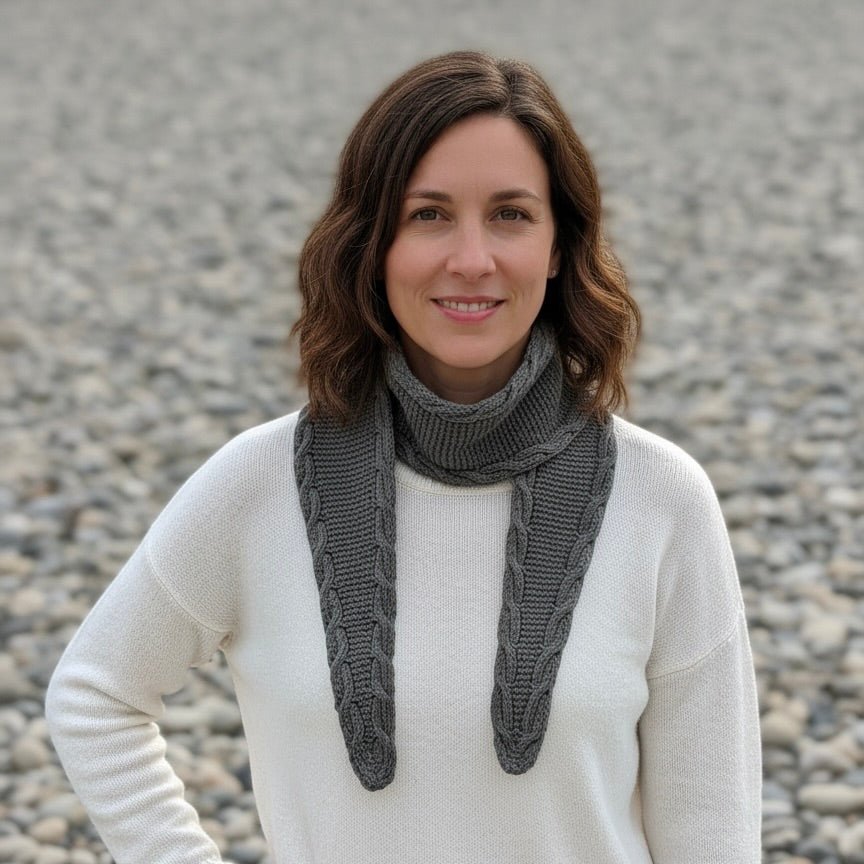 Bølgedans - skjerf med smale fletter - Strikkeredet Design - Strikkeoppskrift