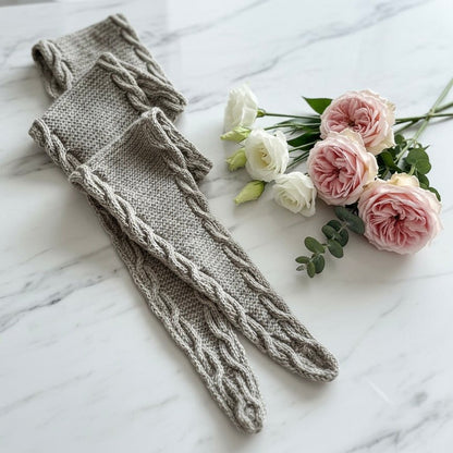 Bølgedans - skjerf med smale fletter - Strikkeredet Design - Strikkeoppskrift