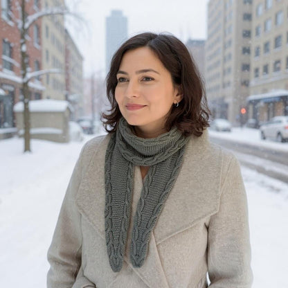 Bølgedans - skjerf med smale fletter - Strikkeredet Design - Strikkeoppskrift