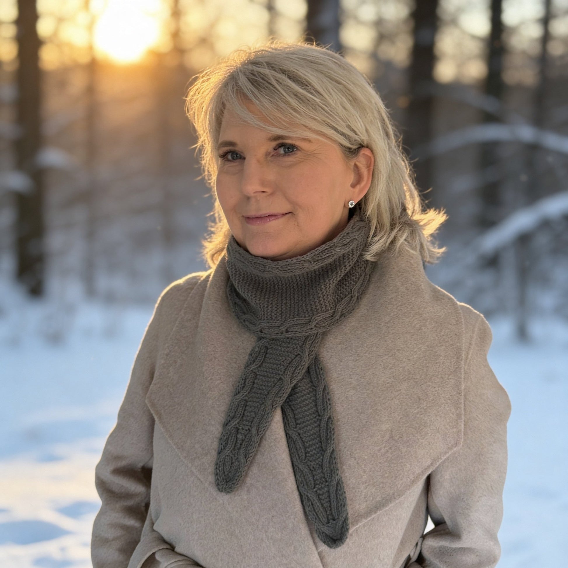 Bølgedans - skjerf med smale fletter - Strikkeredet Design - Strikkeoppskrift