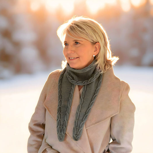 Bølgedans - skjerf med smale fletter - Strikkeredet Design - Strikkeoppskrift