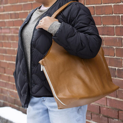 Boundless bag - stor, lekker veske i ekte lær fra Thread and Maple - Strikkeredet Design - Veske i ekte lær