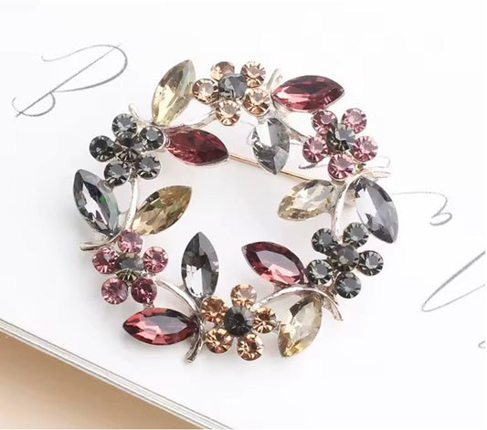 Brosje – Blomsterring fra Maud - Strikkeredet Design - Brosje