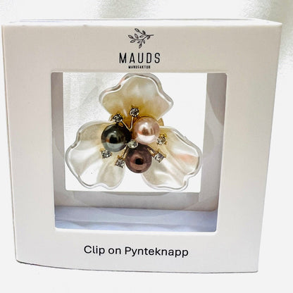 Clip on pynteknapp B – Perleblomst (stor) - Strikkeredet Design - 
