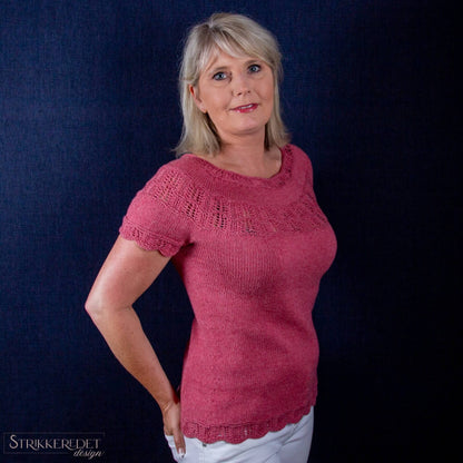 Date night topp – en feminin og stilren topp med valgfri ermelengde - Strikkeredet Design - Strikkeoppskrift