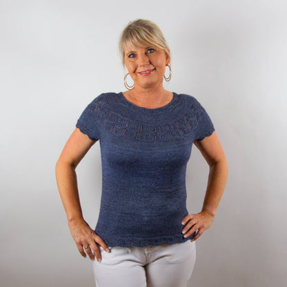 Date night topp – en feminin og stilren topp med valgfri ermelengde - Strikkeredet Design - Strikkeoppskrift